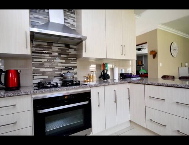 3 BEDROOM TOWNHOUSE FOR SALE IN THATCHFIELD